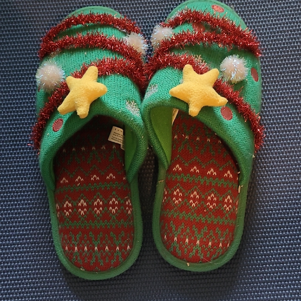 Dearfoams Green and Red Festive Slippers